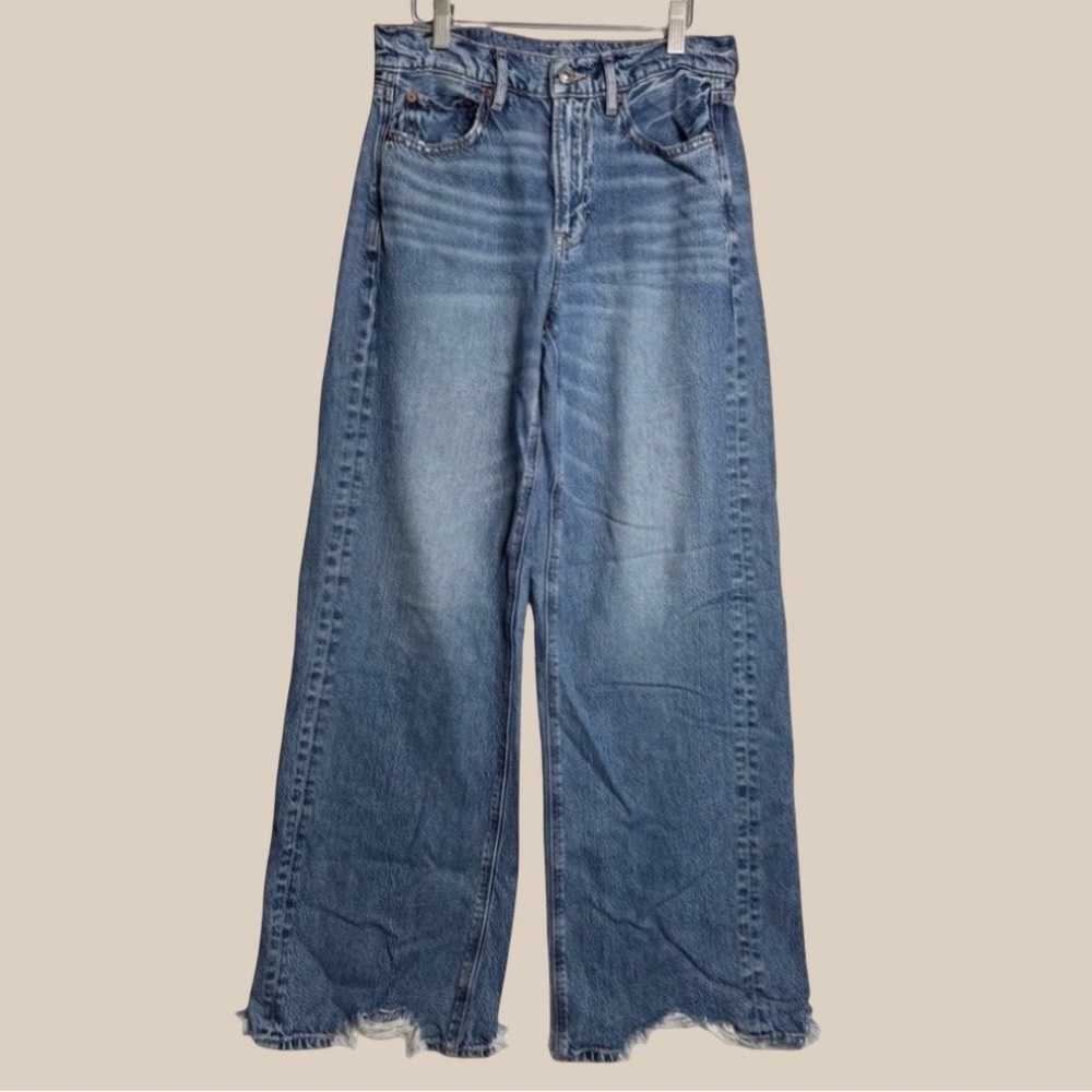 American Eagle Outfitters Flare Jeans in Denim Blue with Frayed Bottoms Size 2